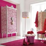 Vecchio traliccio decorato con carta da parati