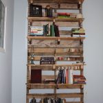 Scaffale fai da te per riporre libri e piccoli oggetti vari