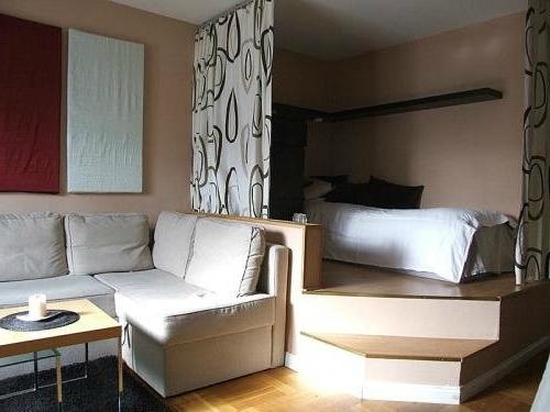 Letto elegante e confortevole su un podio
