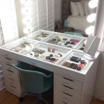 Tavolo da trucco con specchio cosmetico