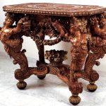 Tavolo in rovere con intaglio scultoreo insolito