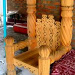 Sedia in ontano realizzata in stile medievale