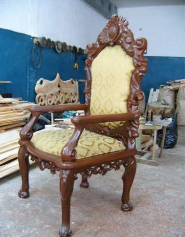 Sedia con intaglio a rilievo