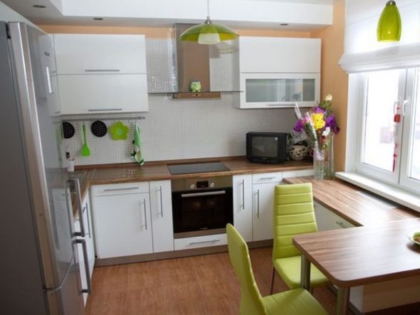 Cucina bianca e beige chiara con accenti verde brillante