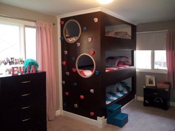 Letto per bambini a tre livelli con parete da arrampicata