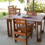Comodo set di tavolo e sedie realizzati in pallet