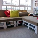 Divano angolare realizzato con pallet