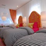 Accogliente camera da letto arredata per tre ragazze