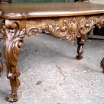 Variante di decoro e motivo del tavolo in rovere intagliato
