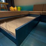Un letto estraibile da un divano su un podio