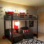 Letto a soppalco alto con due posti letto sottostanti