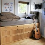 Letto alto per una persona su podio