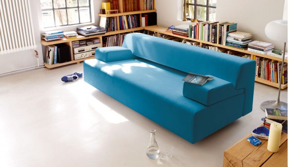 Divano blu brillante