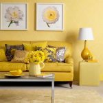 Divano giallo brillante contro pareti color sabbia