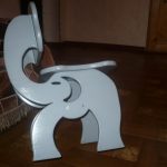 Una sedia per bambini intricata realizzata in compensato, realizzata da te
