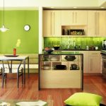 Cucina verde con illuminazione aggiuntiva