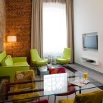 Mobili imbottiti verdi all'interno come accento luminoso