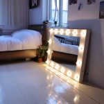 Specchio con retroilluminazione vicino al letto