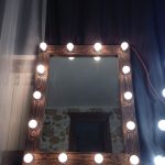 Specchio con cornice in legno retroilluminato