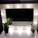 Specchio con cornice in legno retroilluminato