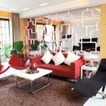 Soggiorno giallo oro con divano rosso