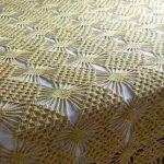 Coperta all'uncinetto traforata con motivo a ragno