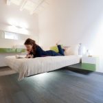 Letto bianco con illuminazione e chiusure invisibili