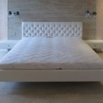 Letto sospeso bianco con testiera morbida