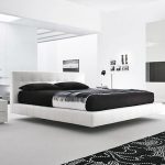 Camera da letto bianca con letto galleggiante