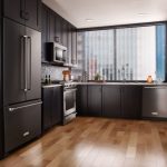 Un grande frigorifero è integrato nel mobile della cucina