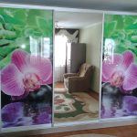 Grande mobiletto da parete con orchidee