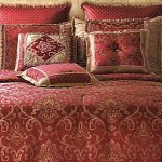 Borgogna e oro per una camera da letto sofisticata