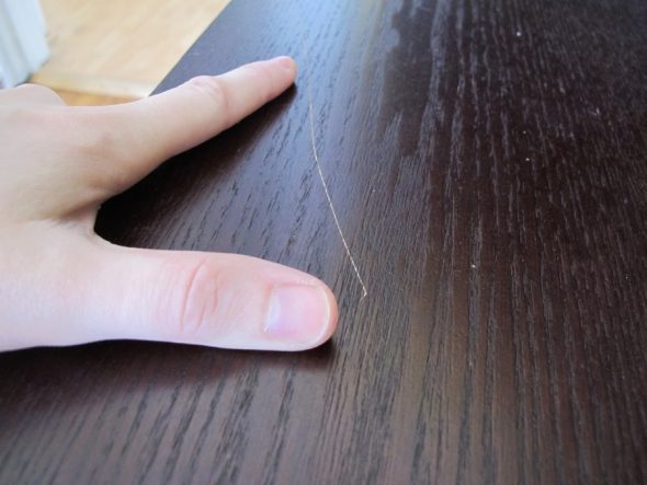 Graffi e scheggiature su mobili o porte in legno