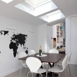 Mappa del mondo in bianco e nero vicino al tavolo da pranzo