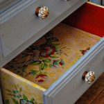 Decoupage all'interno di una cassettiera