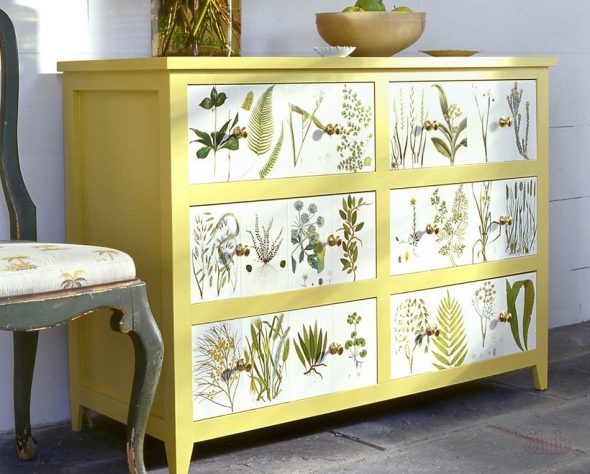 Cassettiera gialla con elementi decoupage