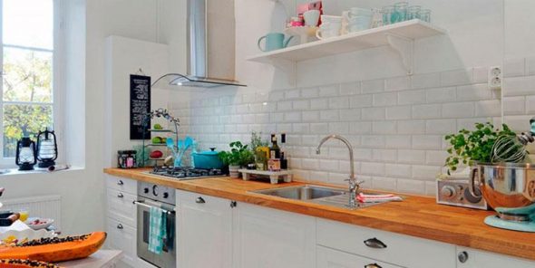 Piano di lavoro in legno in una cucina bianca come la neve