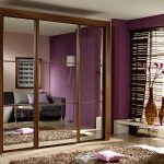 Armadio in legno con tre ante a specchio