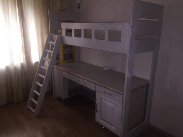 Otroška podstrešna postelja iz masivnega hrasta