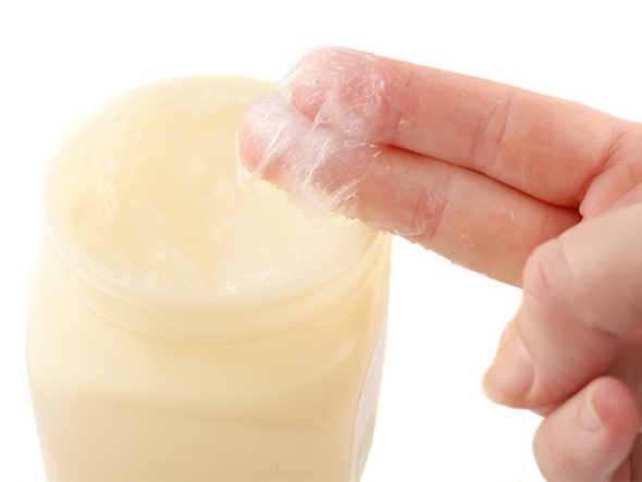 Dopo la pulizia, applicare sulla superficie una crema densa, della vaselina oppure dell'olio.