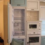 Un frigorifero integrato in un mobile e realizzato nello stesso colore e materiale dell'intera unità della cucina