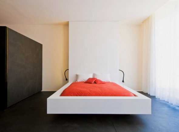 Letto galleggiante in una camera da letto minimalista
