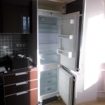 Utilizziamo elementi di fissaggio speciali per installare le porte del frigorifero