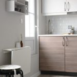 Cucina moderna compatta con tavolo pieghevole