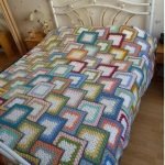 Bellissimo copriletto realizzato con motivi di diversi colori