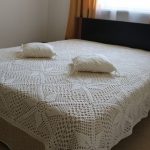 Bellissima coperta bianca all'uncinetto realizzata con motivi
