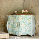 Bellissima cassettiera con decorazioni in carta da parati