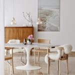 Bellissimo tavolo da pranzo lontano dalla zona di lavoro