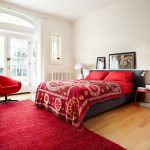 Copriletto rosso in stile etnico