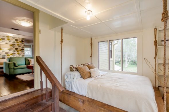 Il letto è sospeso al soffitto